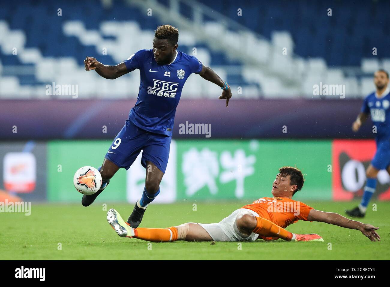 Le joueur de football congolais Oscar Maritu ou Oscar de Shijiazhuang toujours brillant F.C., à gauche, garde le ballon pendant le troisième tour du match de 2020 Super League chinoise (CSL) contre Wuhan Zall F.C., ville de Suzhou, province de Jiangsu en Chine orientale, 7 août 2020. Wuhan Zall F.C. défait Shijiazhuang toujours F.C. brillant avec 2-1. Banque D'Images