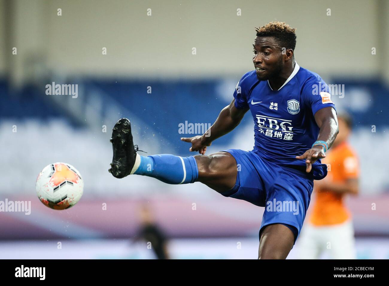 Le joueur de football congolais Oscar Maritu ou Oscar de Shijiazhuang F.C. toujours brillant passe le ballon lors du troisième tour du match de la Super League chinoise (CSL) 2020 contre Wuhan Zall F.C., ville de Suzhou, province de Jiangsu en Chine orientale, 7 août 2020. Wuhan Zall F.C. défait Shijiazhuang toujours F.C. brillant avec 2-1. Banque D'Images