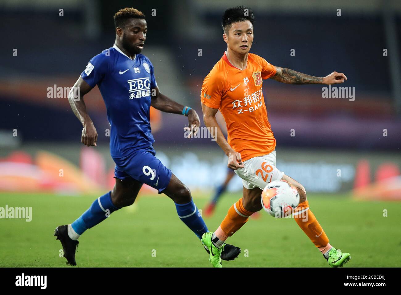 Le joueur de football congolais Oscar Maritu ou Oscar de Shijiazhuang toujours brillant F.C., à gauche, chase après le ballon pendant le troisième tour du match de la Super League chinoise (CSL) 2020 contre Wuhan Zall F.C., Suzhou ville, province de Jiangsu en Chine orientale, 7 août 2020. Wuhan Zall F.C. défait Shijiazhuang toujours F.C. brillant avec 2-1. Banque D'Images