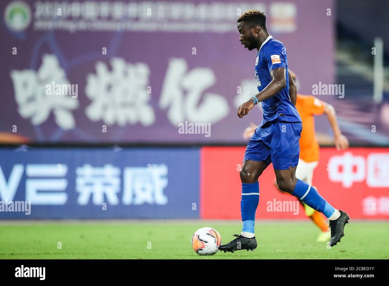 Le joueur de football congolais Oscar Maritu ou Oscar de Shijiazhuang toujours brillant F.C. garde le ballon pendant le troisième tour du match de la Super League chinoise (CSL) 2020 contre Wuhan Zall F.C., ville de Suzhou, province de Jiangsu en Chine orientale, 7 août 2020. Wuhan Zall F.C. défait Shijiazhuang toujours F.C. brillant avec 2-1. Banque D'Images