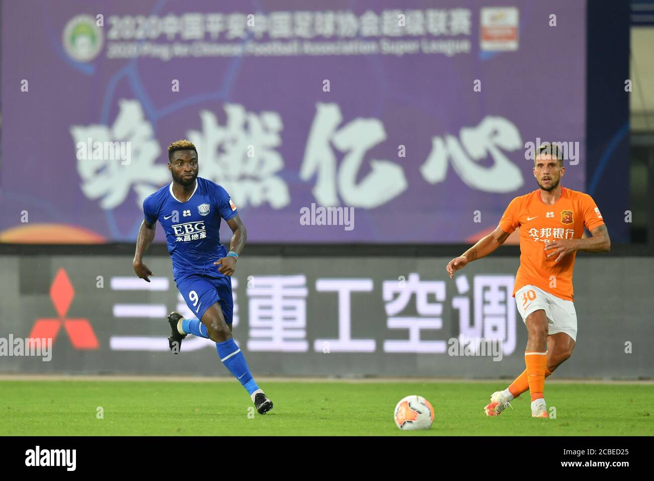 Le joueur de football congolais Oscar Maritu ou Oscar de Shijiazhuang toujours brillant F.C., à gauche, et le joueur professionnel portugais Daniel Carriço de Wuhan Zall F.C., à droite, poursuite après le ballon lors du troisième tour du match de la Super League chinoise 2020 (CSL), ville de Suzhou, province de Jiangsu en Chine orientale, 7 août 2020. Wuhan Zall F.C. défait Shijiazhuang toujours F.C. brillant avec 2-1. Banque D'Images