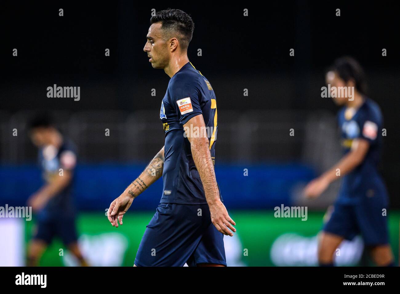 Le joueur de football israélien Eran Zahavi de Guangzhou R&F F.C. réagit au quatrième tour du match de la Super League chinoise (CSL) 2020 contre Jiangsu Suning F.C., ville de Dalian, province de Liaoning, dans le nord-est de la Chine, le 9 août 2020. Le F.C. R&F de Guangzhou a été battu par le F.C. Jiangsu Suning avec 0-2. Banque D'Images