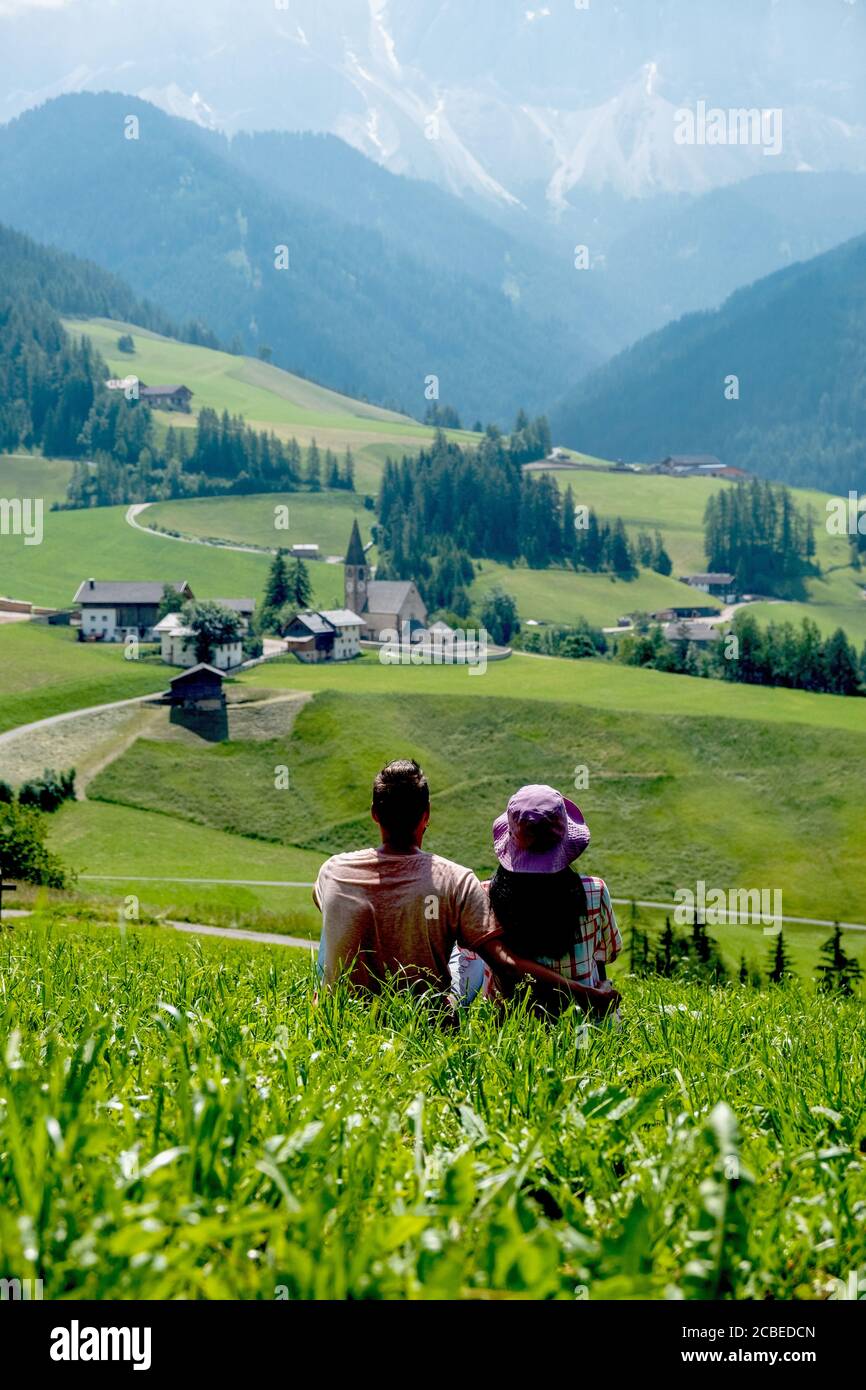 Couple en vacances dans les Dolomites Italie, Santa Magdalena Village dans la région des Dolomites Italie Val di Funes Banque D'Images
