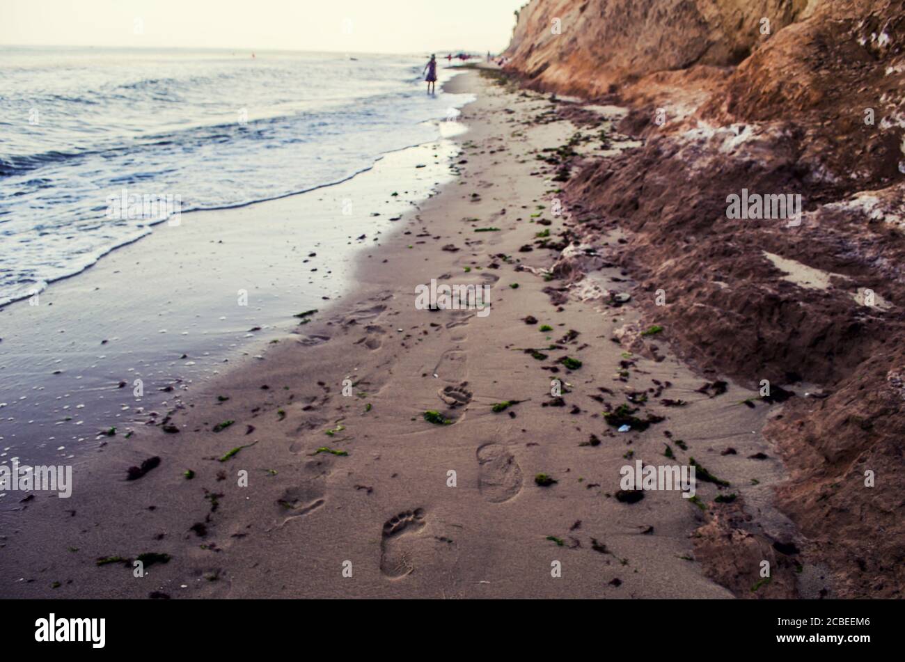 Mer, sable, montagne et empreintes de pieds photo de relaxation d'été Banque D'Images