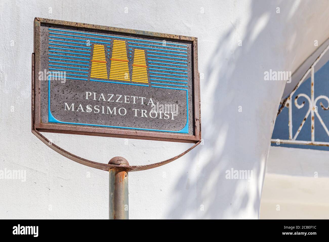 PROCIDA (NA), ITALIE - 30 JUIN 2020 : panneau éclairant la lumière du soleil de la place Massimo Troisi à Procida Banque D'Images