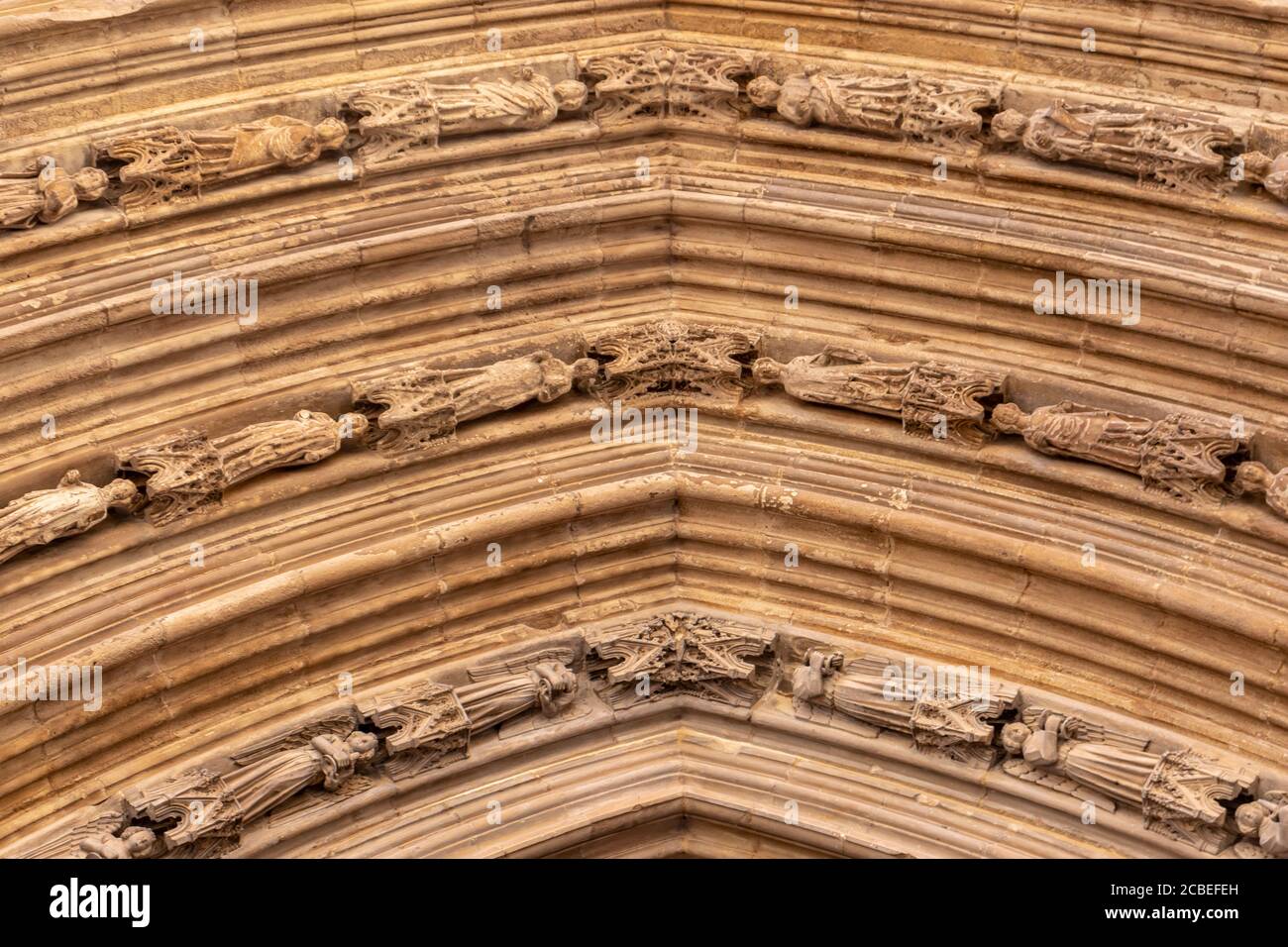 VALENCE, ESPAGNE - 15 JUILLET 2020: Bas-relief des personnages sur la façade gothique de la cathédrale de Valence Banque D'Images