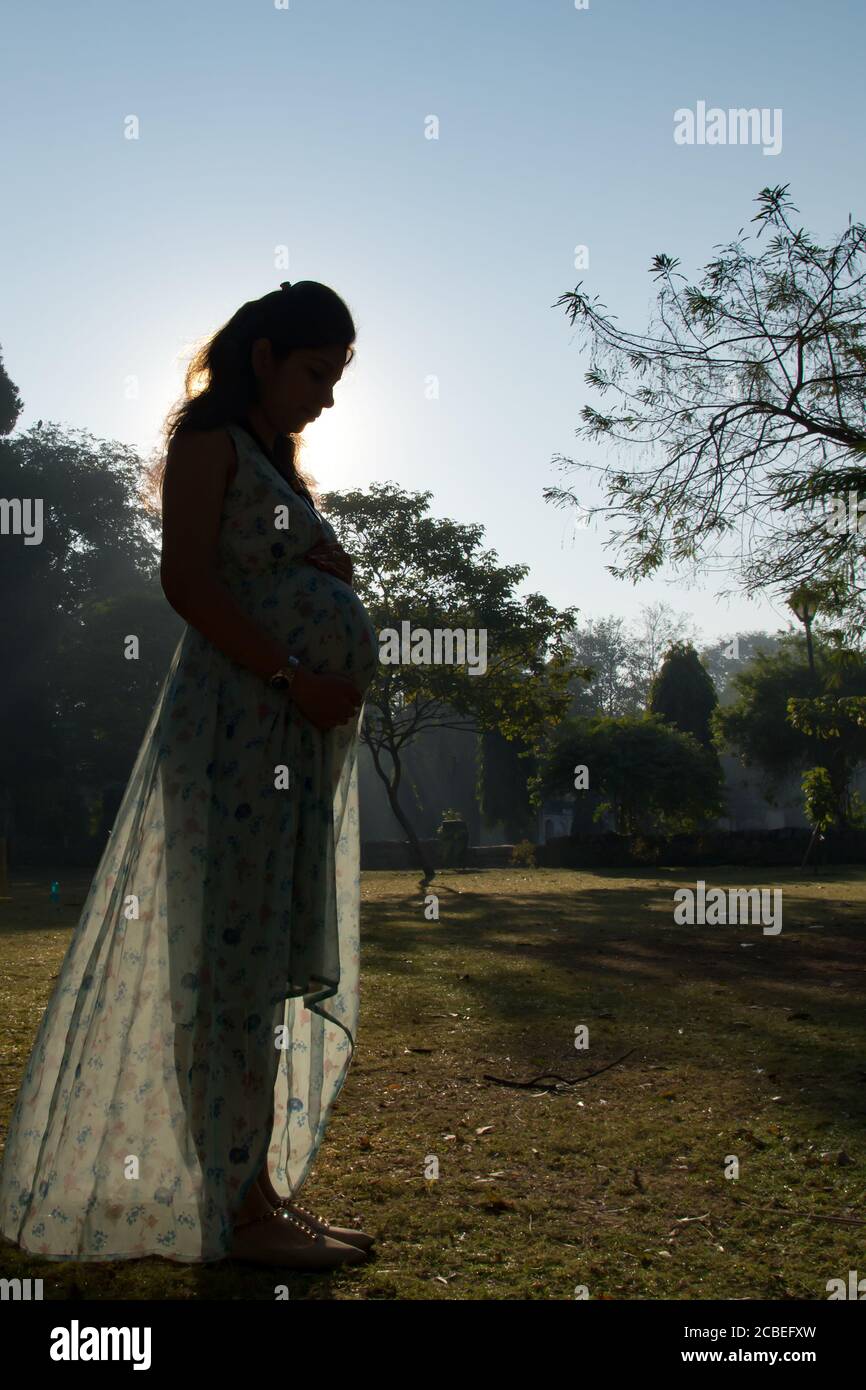 New Delhi Inde – Mars 13 2020 : pose de maternité pour accueillir le nouveau-né dans Lodhi Road à Delhi Inde, séance photo de maternité réalisée par les parents Banque D'Images