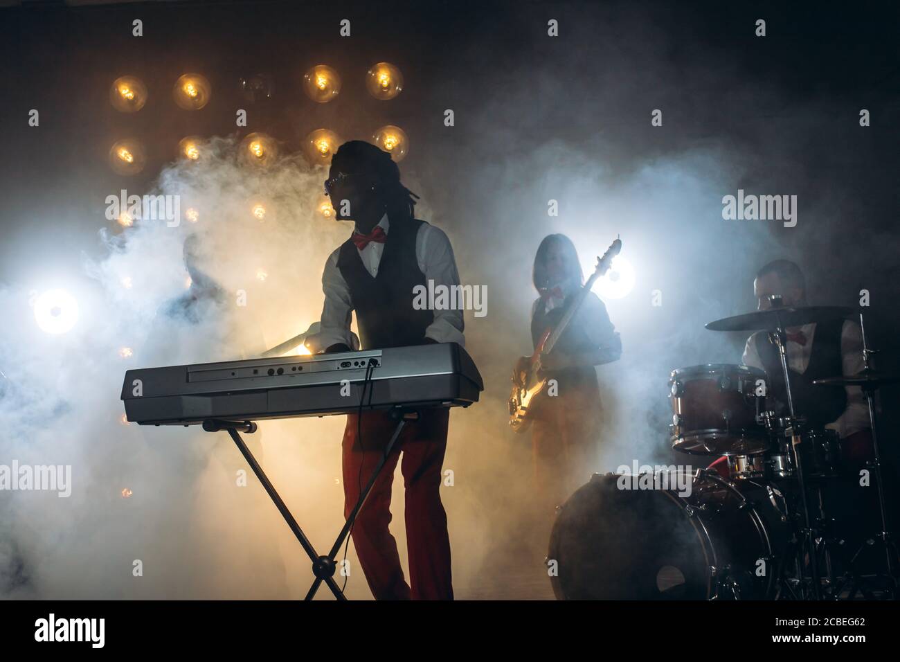 performance des clients. consert rétro pour les adultes.chansons familières Banque D'Images