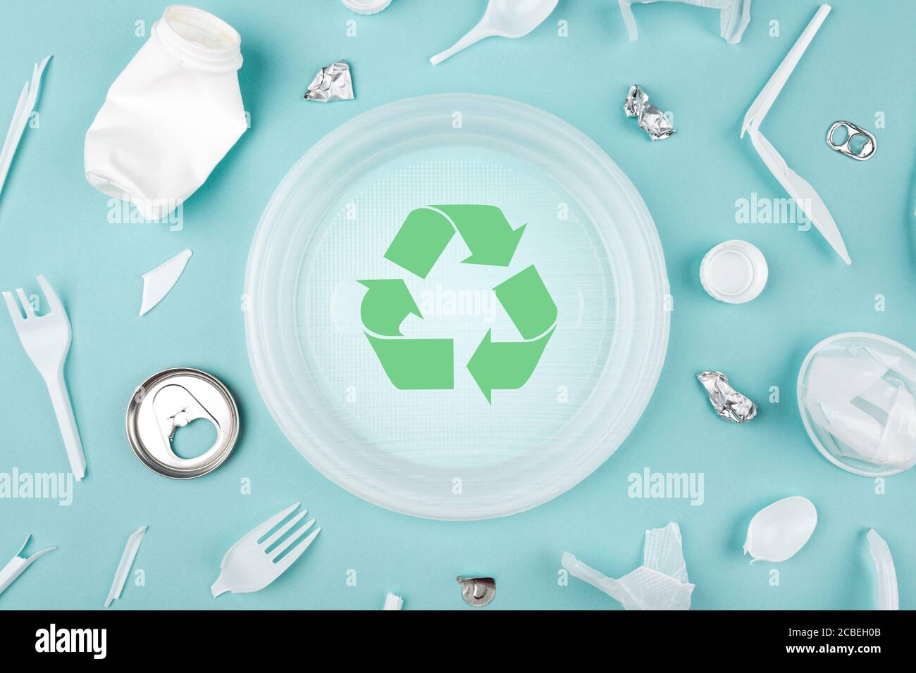 Différentes affiches de recyclage des déchets de plastique et des déchets sur fond bleu, vue du dessus. Le concept de sauver la planète, la séparation des ordures. Banque D'Images