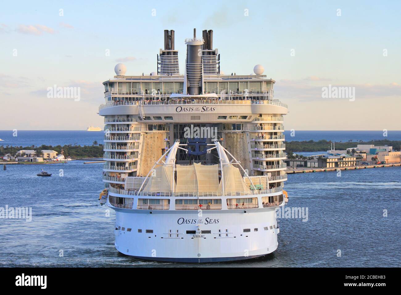 FORT LAUDERDALE, États-Unis - le 16 FÉVRIER 2014 : un bateau de croisière de luxe Oasis of the Seas de Royal Caribbean sort de Port Everglades à fort Lauderdale. Banque D'Images