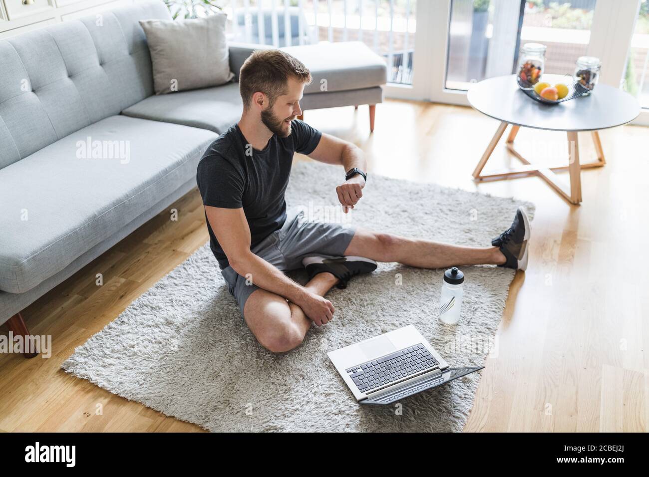 Beau jeune homme travaillant à la maison dans la vie chambre Banque D'Images