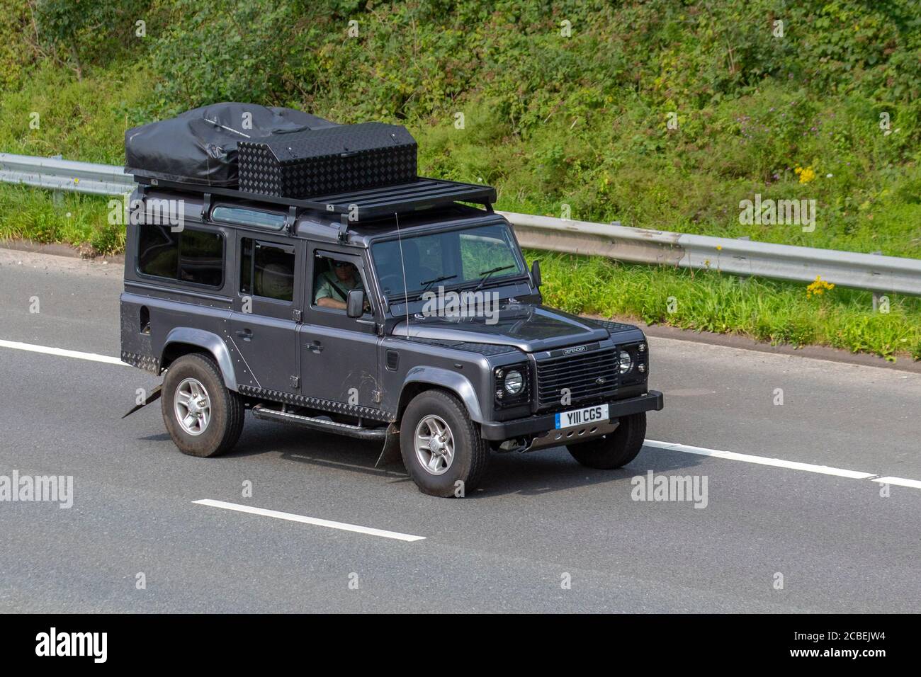 2005 gris Land Rover Defender 110 TD5 XS ; Vintage Expedition Leisure,  British Off-Road 4x4, véhicule d'aventure de rallye tout-terrain  tout-terrain robuste, LandRover Discovery Turbo Diesel Royaume-Uni Photo  Stock - Alamy