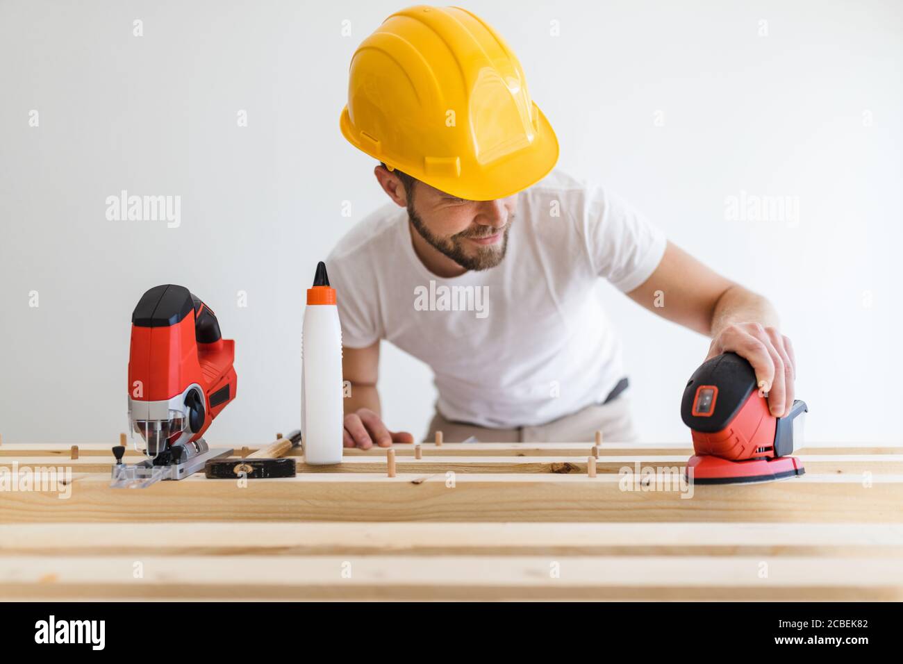 Menuisier de sexe masculin travaillant sur un projet dans son atelier Banque D'Images