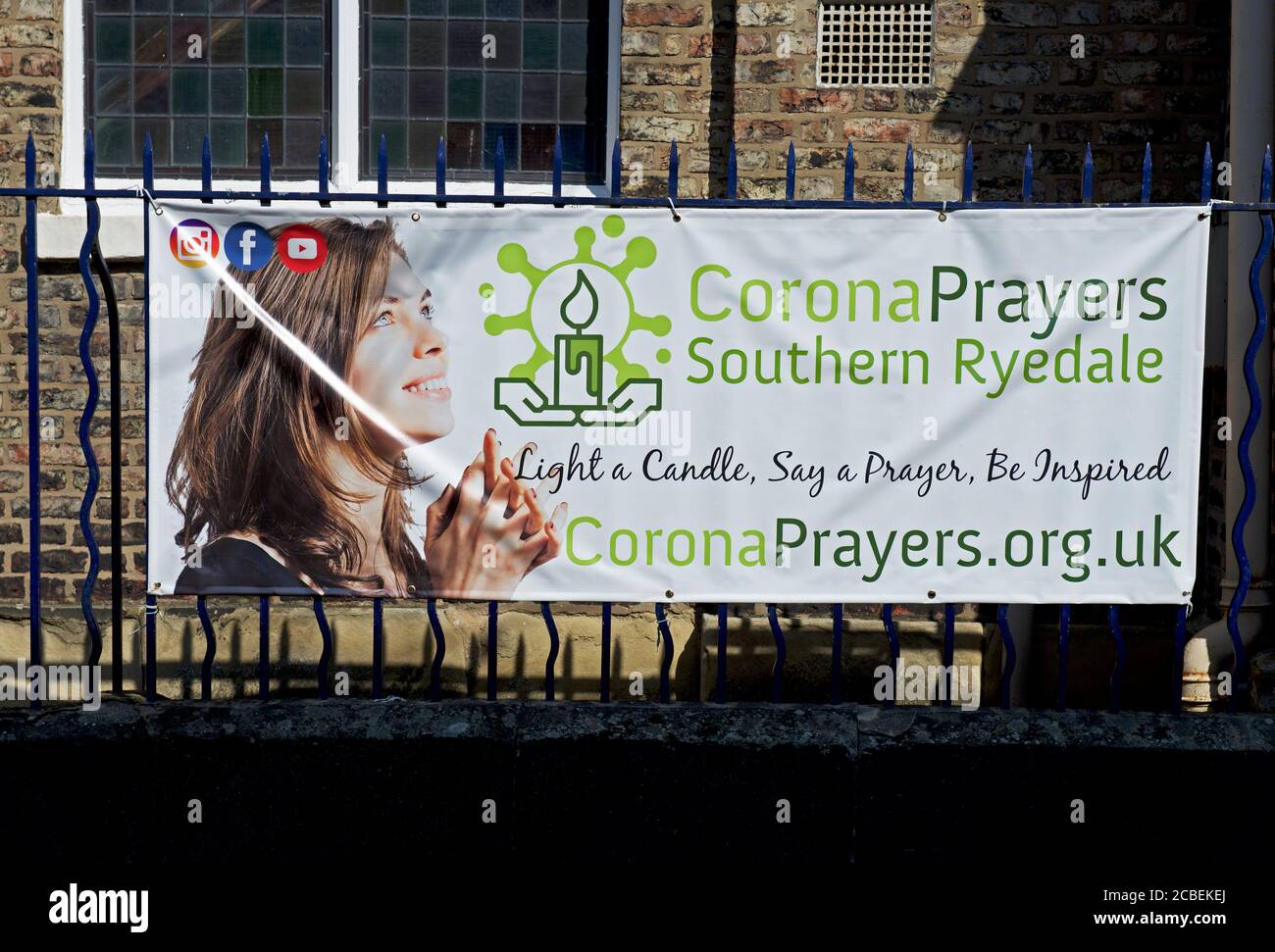 Bannières devant l'église, demandant aux gens de prier pour les victimes du coronavirus, Angleterre Royaume-Uni Banque D'Images