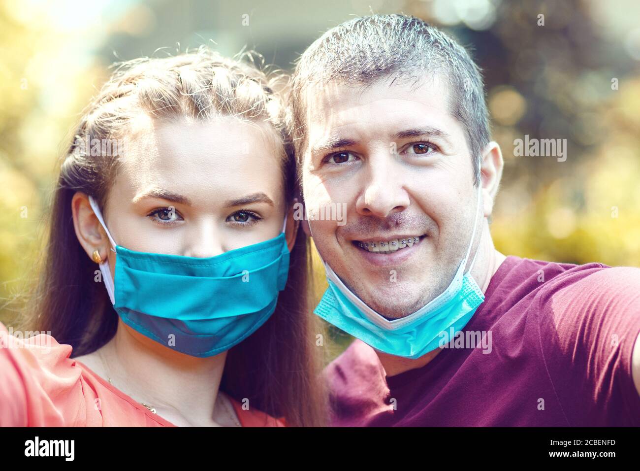 Un couple heureux souriant avec des masques ouverts après la réouverture du verrouillage Banque D'Images