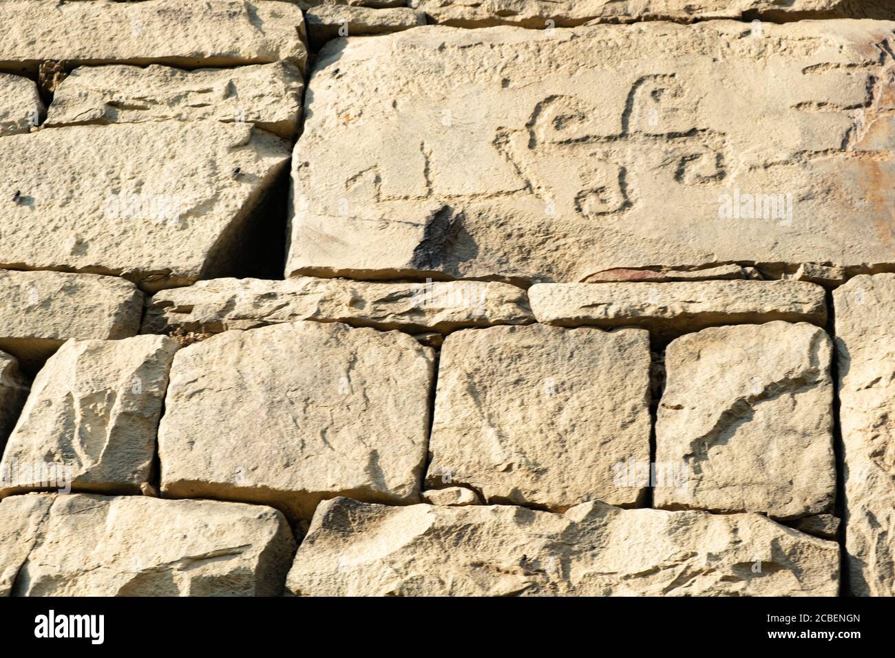 Pétroglyphes anciens sur les murs en pierre d'une ancienne maison Banque D'Images