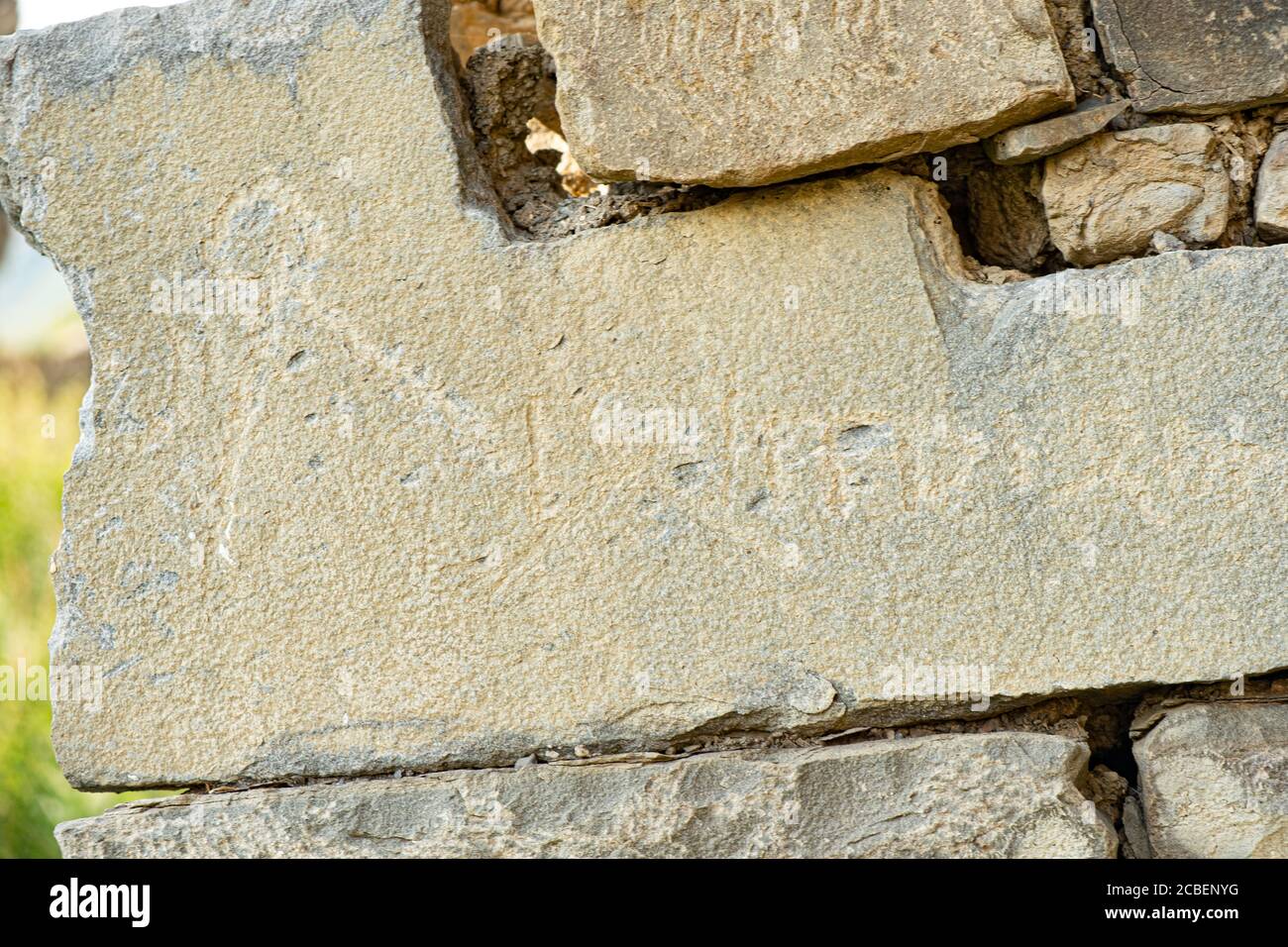 Pétroglyphes anciens sur les murs en pierre d'une ancienne maison Banque D'Images