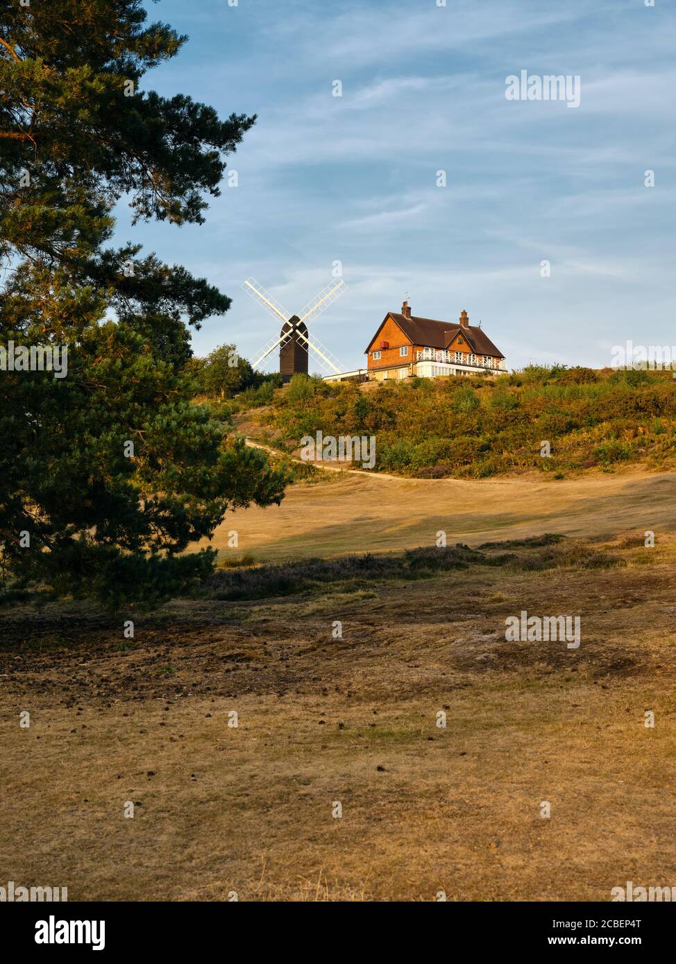 Reigate Heath Windmill Chapel et Golf Clubhouse en été Paysage de Reigate Heath Reigate Surrey Angleterre Royaume-Uni Banque D'Images