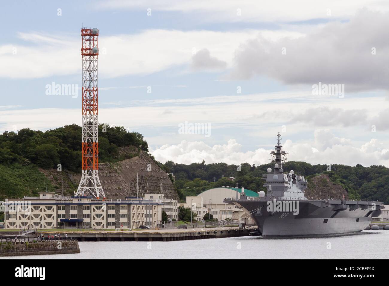 Le JS Izumo (DDH 183) et le transporteur d'hélicoptères/destroyer de classe Izumo avec l'Armée d'autodéfense maritime japonaise (JMSDF) à quai à Yokosuka, Kanagawa, Japon Banque D'Images