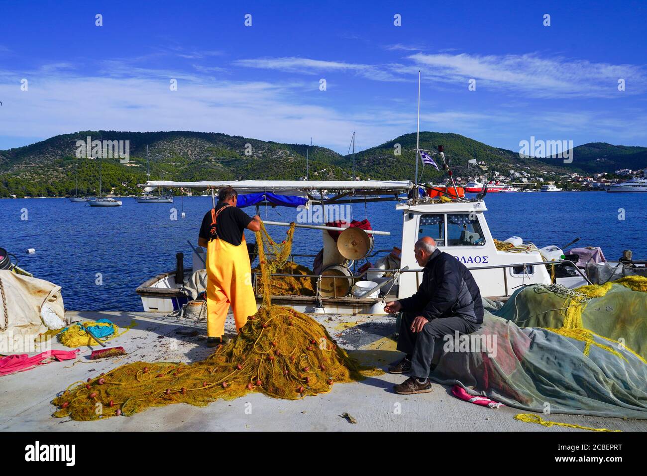 Pêcheurs et bateaux de pêche sur l'île de Poros, Grèce. Poros est une petite paire d'îles grecques dans la partie sud du golfe Saronique, en Grèce Banque D'Images