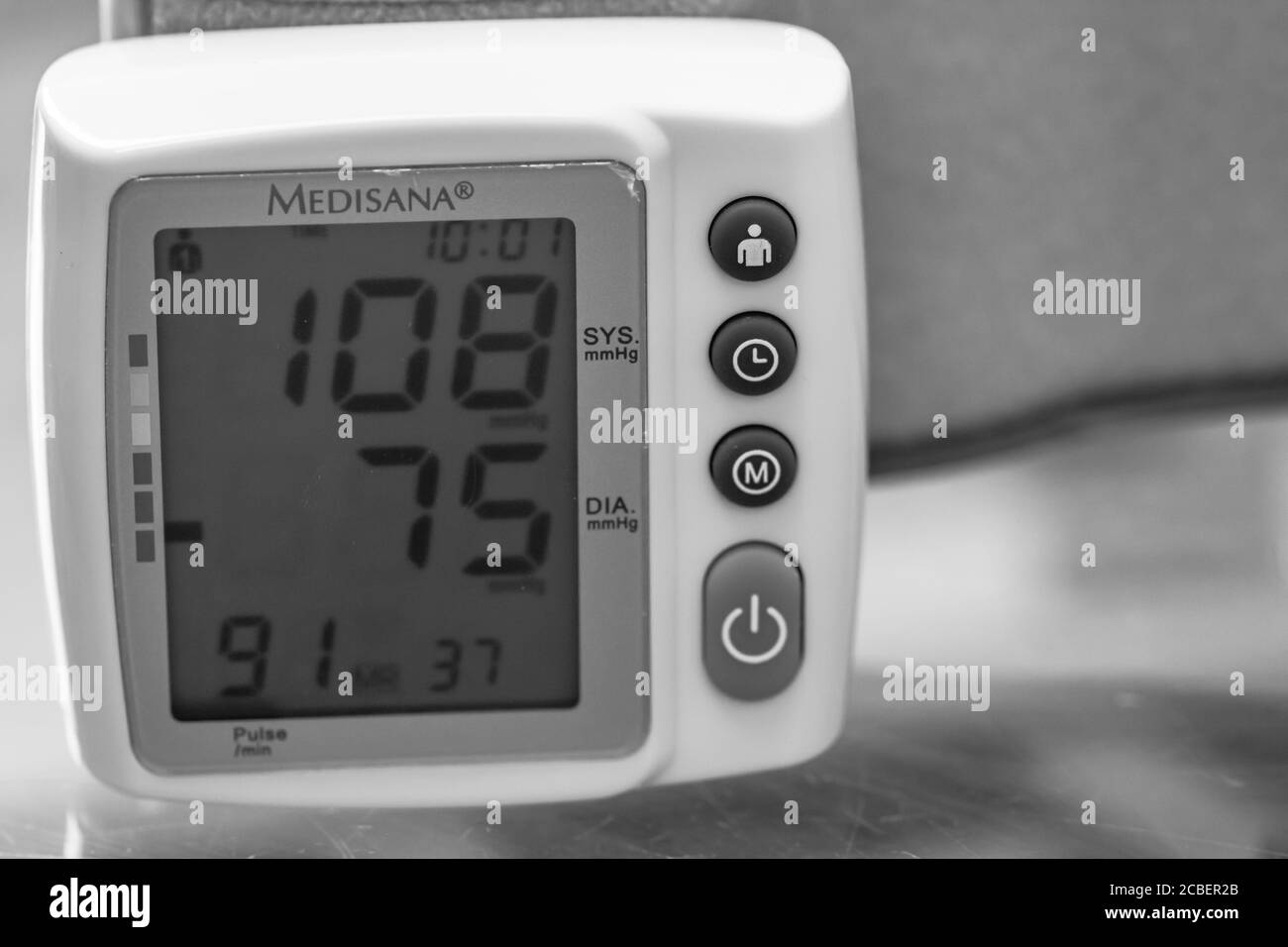 Gros plan, détail du tensiomètre isolé. Appareil de mesure numérique de la pression artérielle. Bucarest, Roumanie, 2020. Banque D'Images
