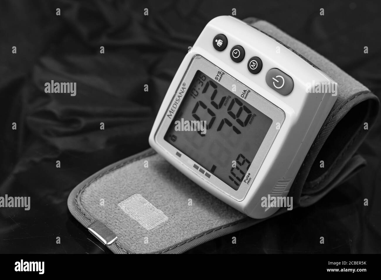 Gros plan, détail du tensiomètre isolé. Appareil de mesure numérique de la pression artérielle. Bucarest, Roumanie, 2020. Banque D'Images
