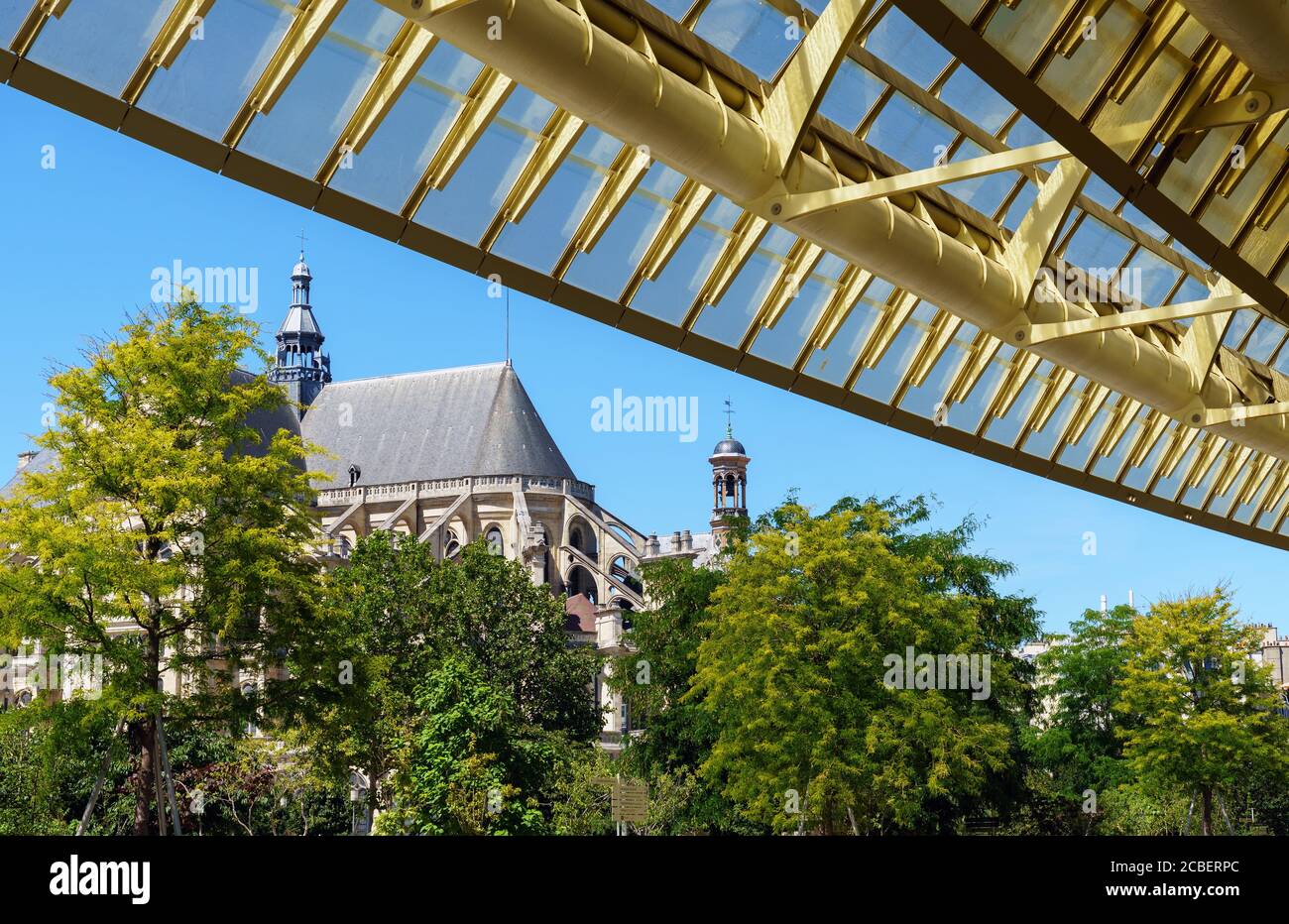Église Saint-Eustache et canopée moderne au Forum des Halles - Paris, France Banque D'Images