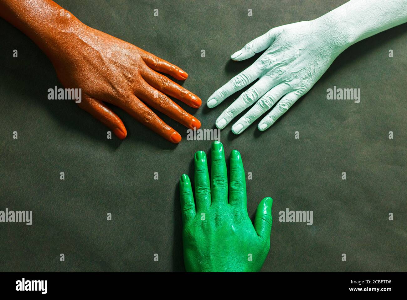 Trois mains sont peintes avec trois couleurs, safran, blanc et vert pour représenter le drapeau national tricolore indien.15 août jour de l'indépendance Inde. Banque D'Images
