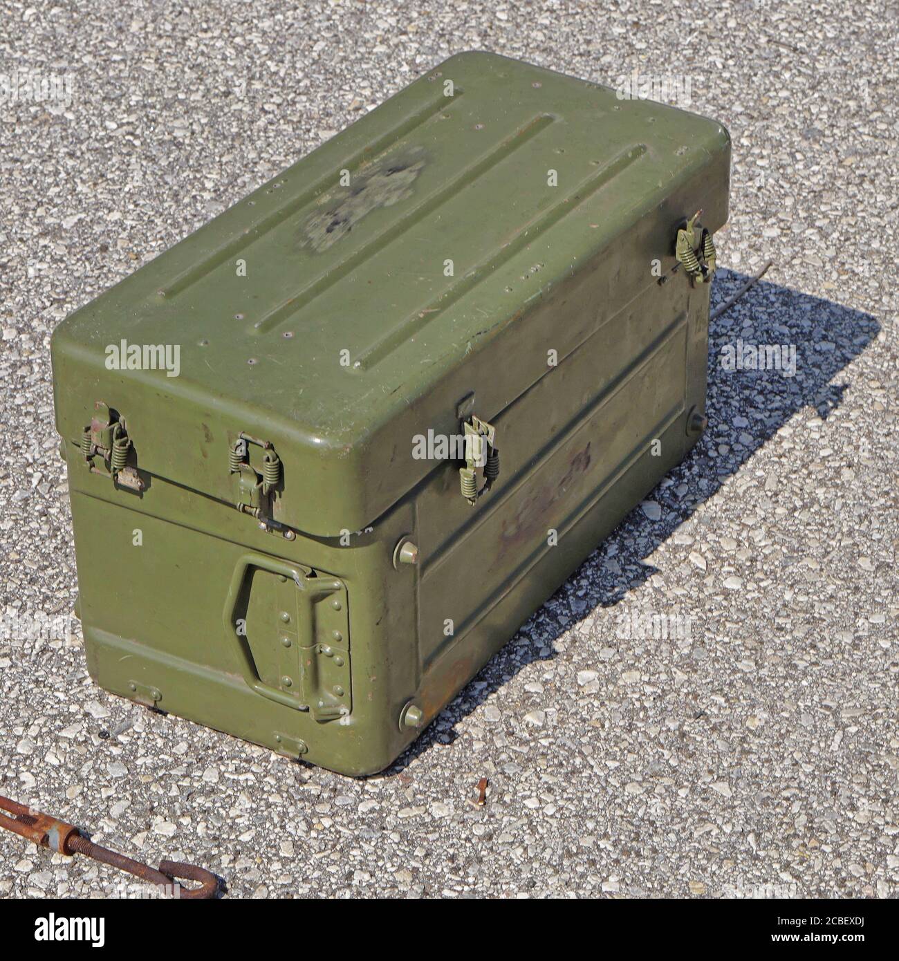 Boîte de munitions d'armée en métal vert dans la rue Banque D'Images