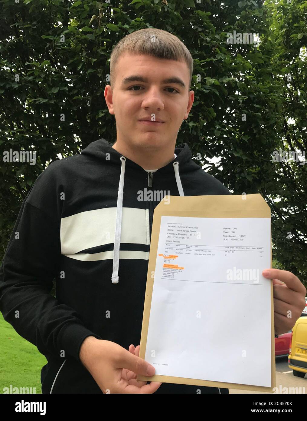 Mark Green, qui joue pour l'équipe de jeunes de Linfield Swifts, a fêté ses résultats DE NIVEAU A à l'école modèle de garçons de Belfast, qui lui permettra d'étudier le coaching de football et les cours d'affaires. Banque D'Images