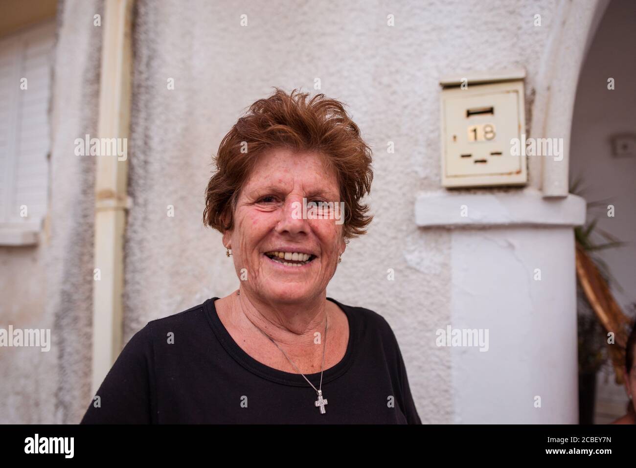 Larnaca / Chypre - 15 août 2019: Portrait d'une vieille chypriote souriante devant sa maison dans la rue Banque D'Images