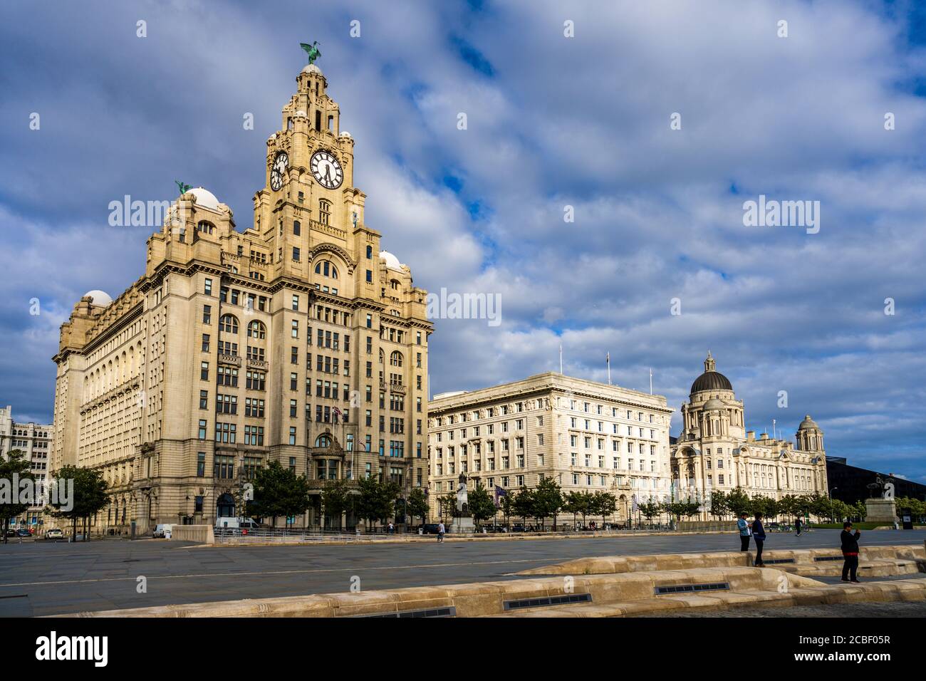 Three Graces Liverpool Skyline - Liverpool Waterfront at Pier Head - Royal Liver Building, Cunard Building et Port of Liverpool Building. Banque D'Images
