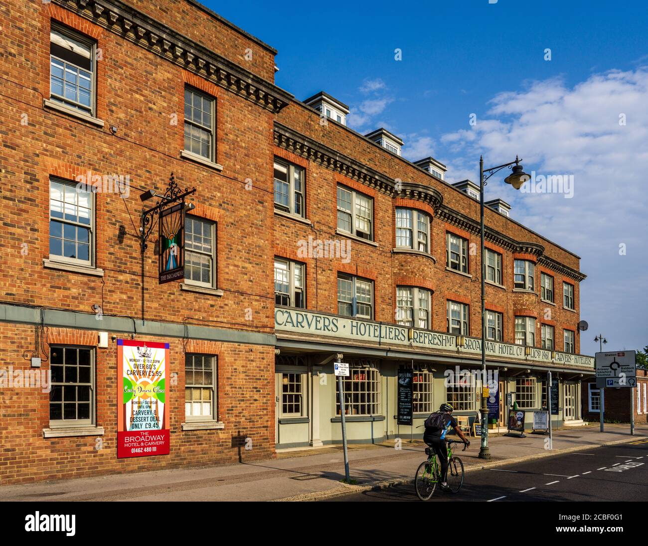 Broadway Hotel dans le centre de Letchworth Garden City, Herts Royaume-Uni. Construit en 1961, il a été le premier établissement agréé de Letchworth Garden City. Banque D'Images