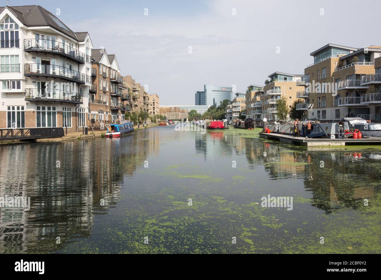 Bateaux à rames et bateaux à moteur sur le canal de Grand Union, près du siège social de GlaxoSmithKline sur la Great West Road, Brentford, Middlesex, Royaume-Uni Banque D'Images