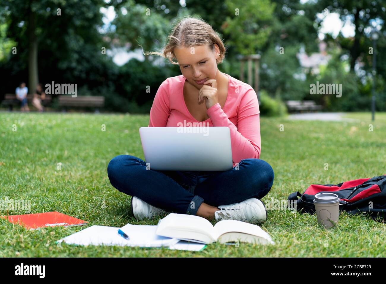 Jeune allemande étudiante en informatique et en préparation diplôme en plein air dans le parc sur le campus de l'université Banque D'Images