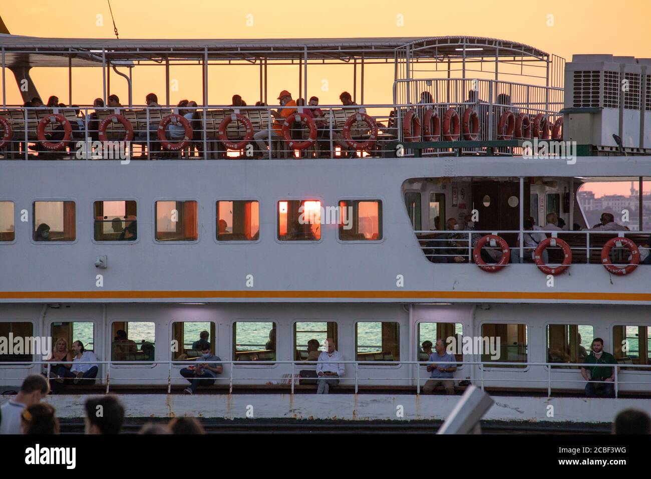 Les gens débarquent des lignes de la ville en ferry à l'embarcadère de Kadikoy à Istanbul le 12 août 2020. Surtout, la plupart des gens qui sont dans un hurr Banque D'Images