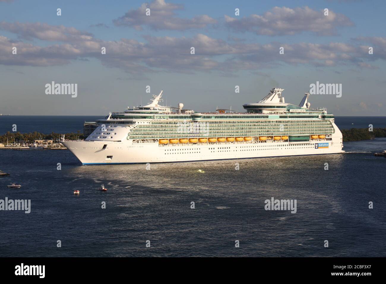 FORT LAUDERDALE, États-Unis - le 16 FÉVRIER 2014 : le bateau de croisière de luxe Liberty of the Seas de Royal Caribbean sort de Port Everglades à fort Lauderdal Banque D'Images