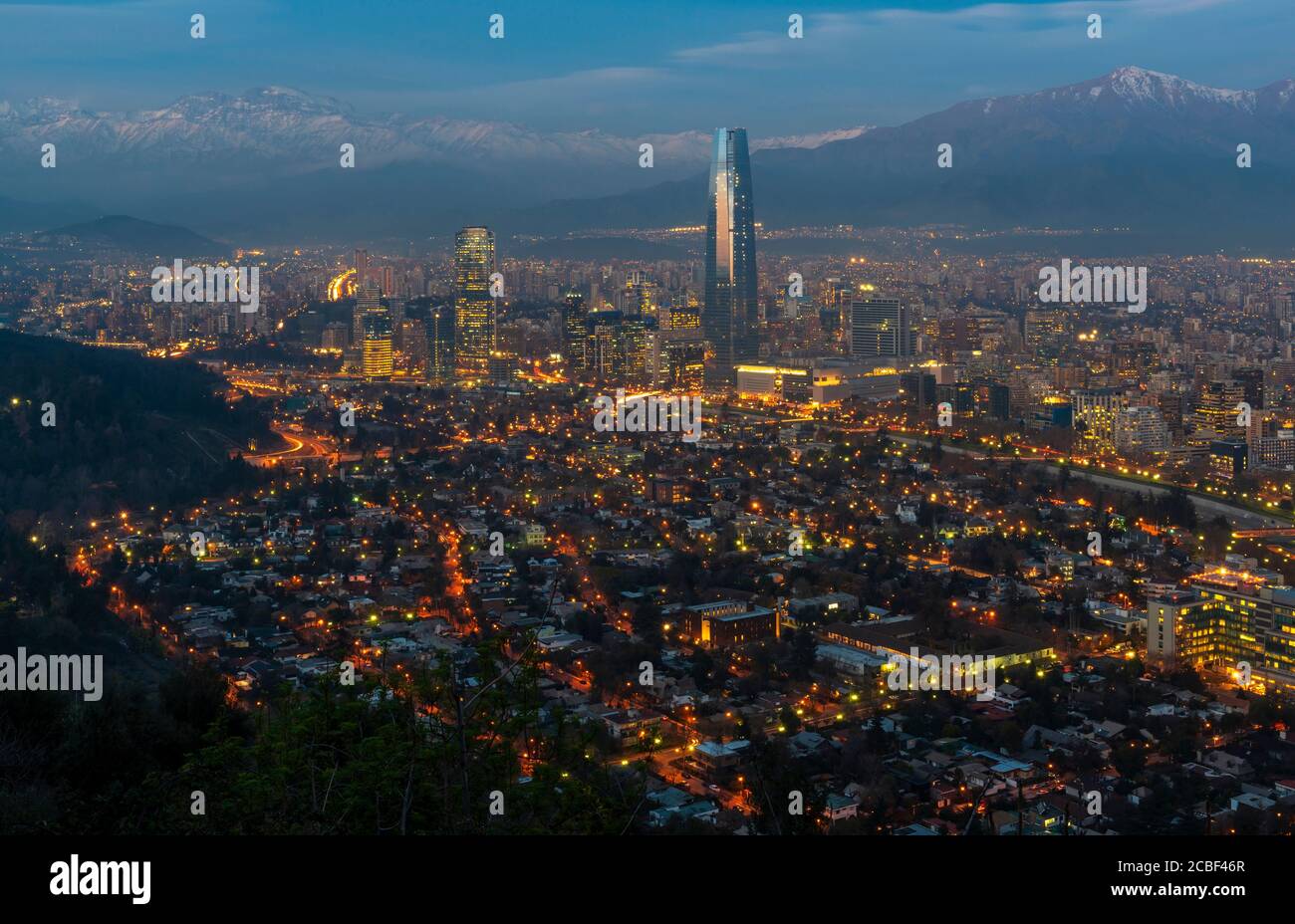 Paysage urbain nocturne de Santiago du Chili avec les montagnes des Andes en arrière-plan, le Chili. Banque D'Images