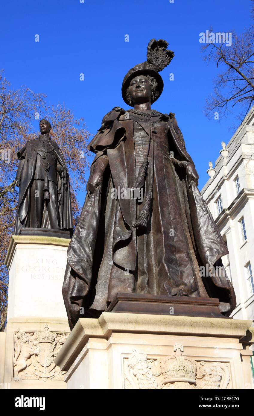 Londres, Angleterre, Royaume-Uni – 9 janvier 2011. Statue commémorative Queen Elizabeth MOM dans le centre commercial et est une destination touristique de voyage populaire site d'attraction Banque D'Images