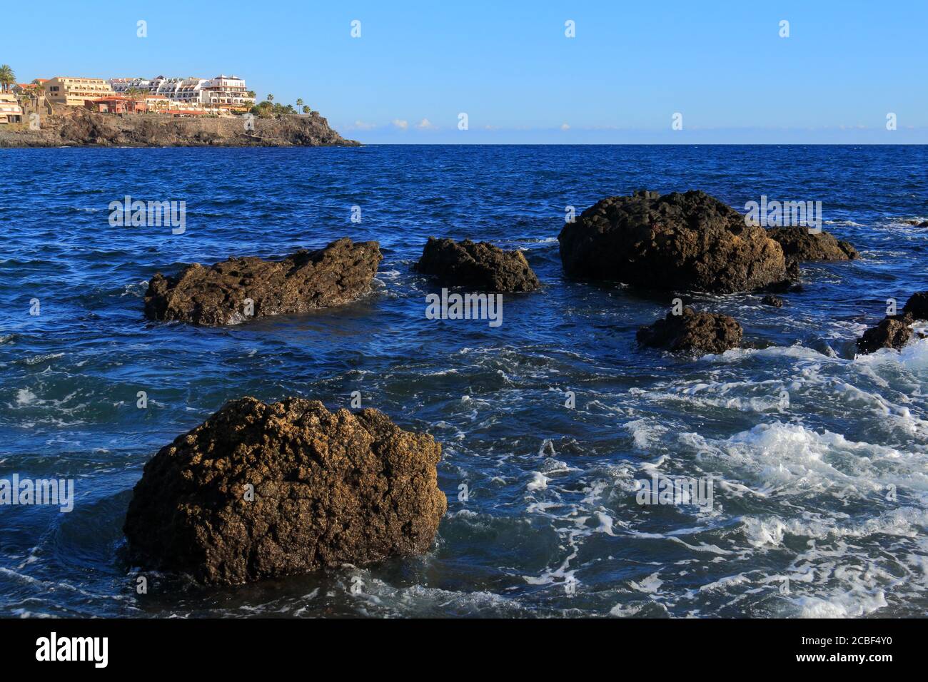 Vagues se brisant sur les rochers. Banque D'Images