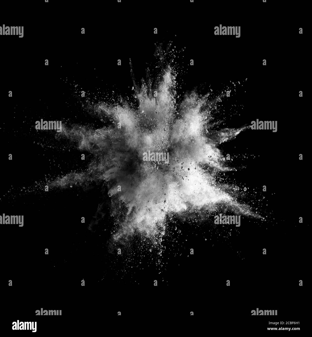Explosion de poudre blanche isolée sur fond noir. Arrière-plan abstrait de couleur Banque D'Images