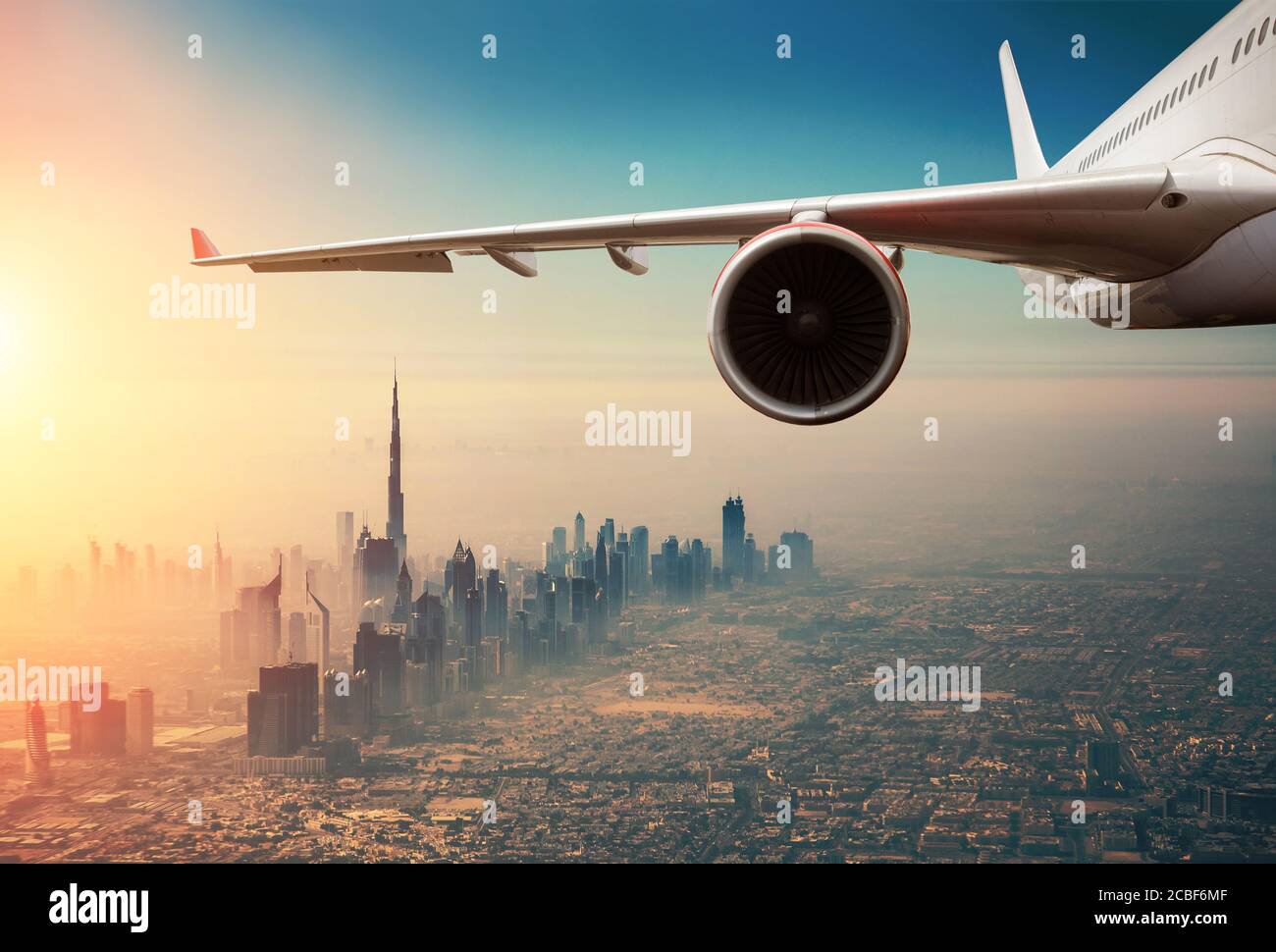 Détail de l'avion à réaction commercial volant au-dessus de la ville de Dubaï. Mode de transport moderne et le plus rapide, vie d'affaires et style de vie de luxe Banque D'Images
