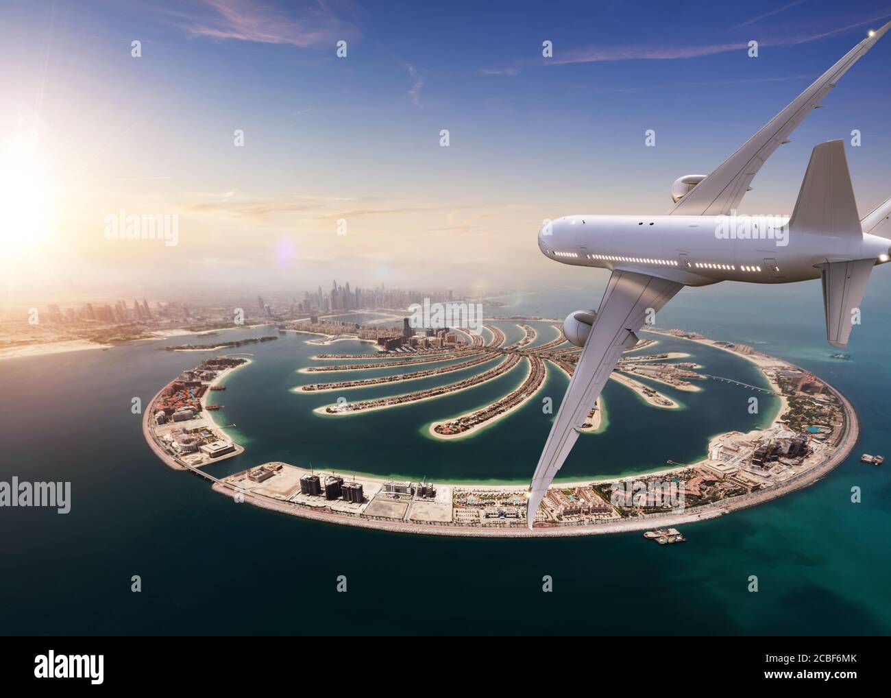 Avion à réaction commercial survolant la ville de Dubaï. Mode de transport moderne et le plus rapide, vie d'affaires et style de vie de luxe Banque D'Images