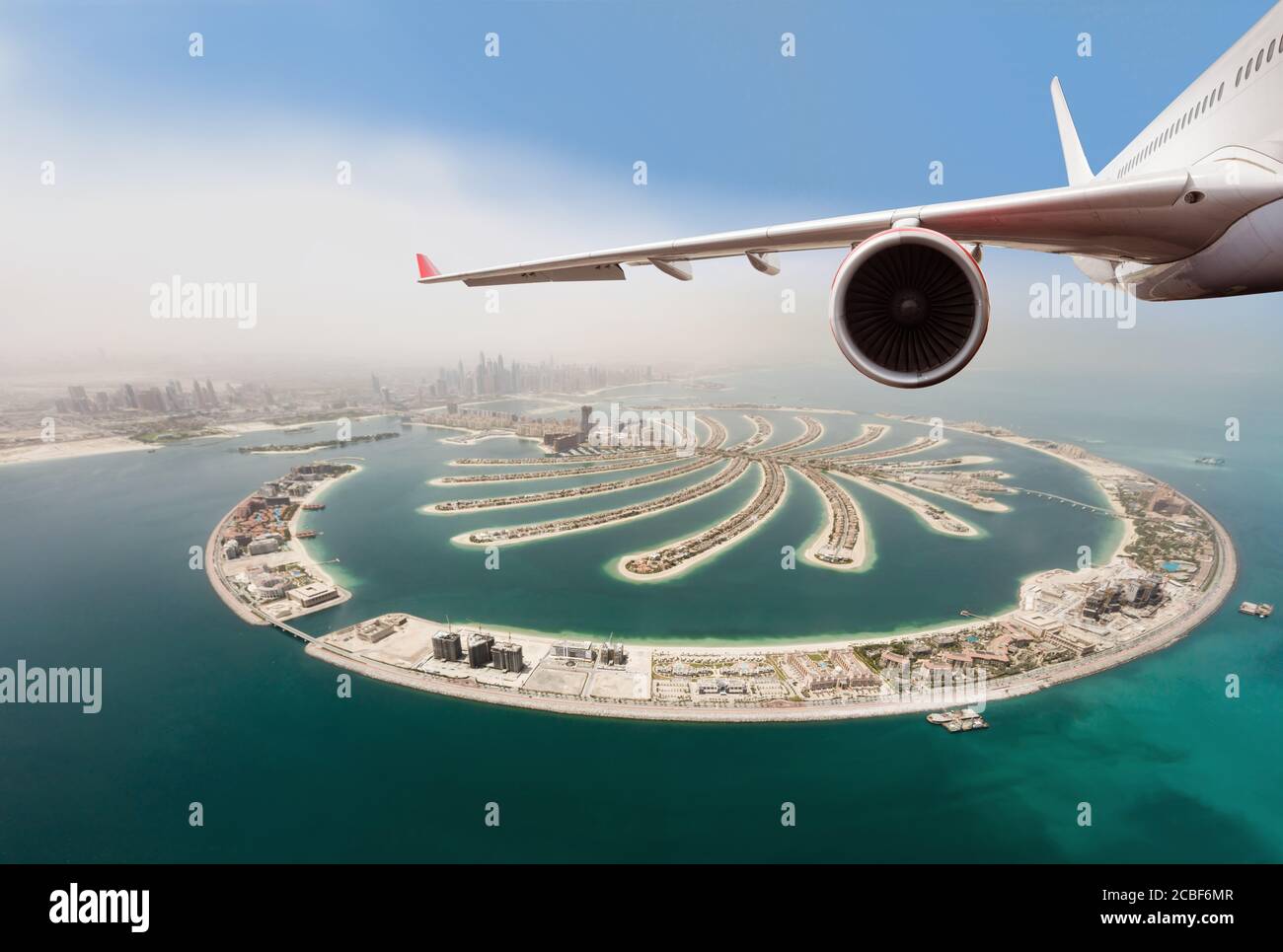 Détail de l'avion à réaction commercial volant au-dessus de la ville de Dubaï. Mode de transport moderne et le plus rapide, vie d'affaires et style de vie de luxe Banque D'Images