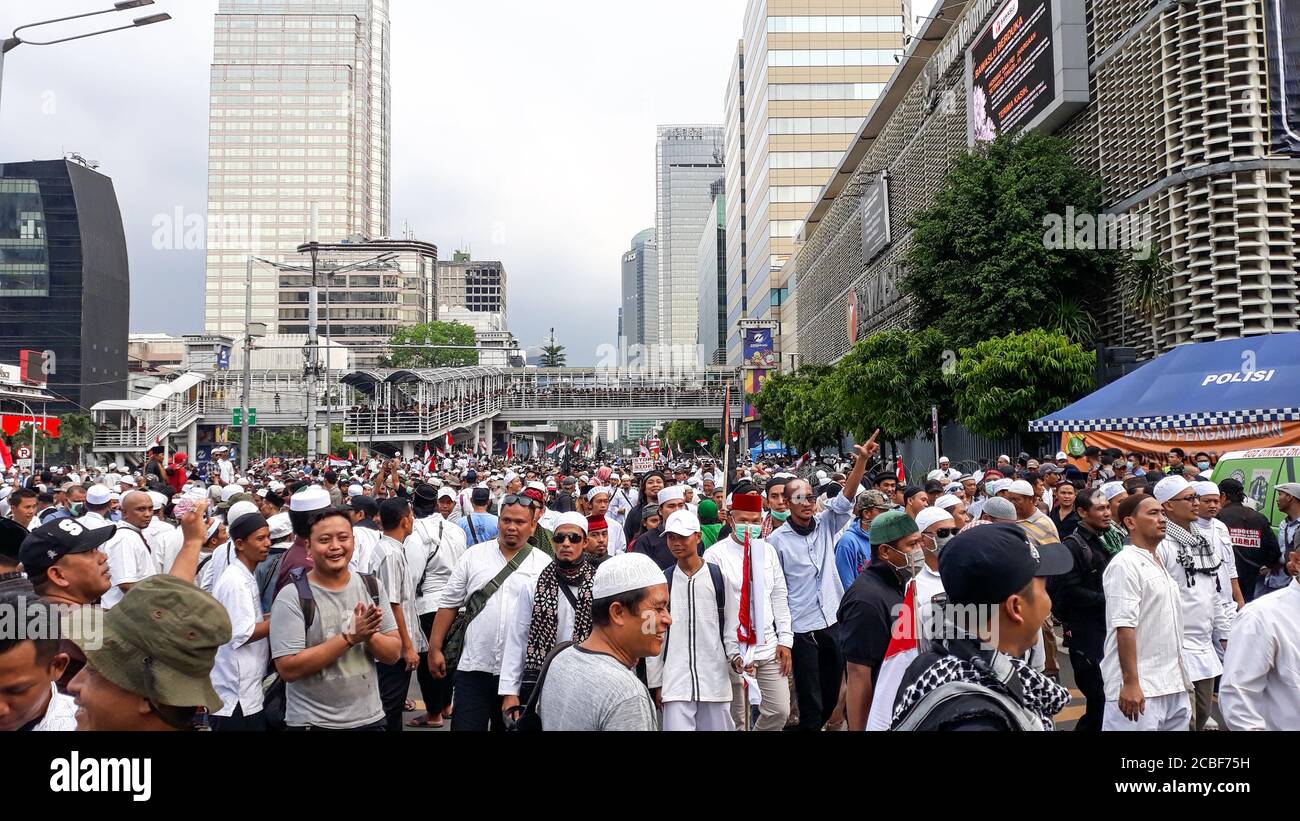 Jakarta, Indonésie-10 mai 2019 : les membres du Front islamique des défenseurs ou du Front Pembela Islam se rassemblent devant l'Agence indonésienne de supervision des élections Banque D'Images