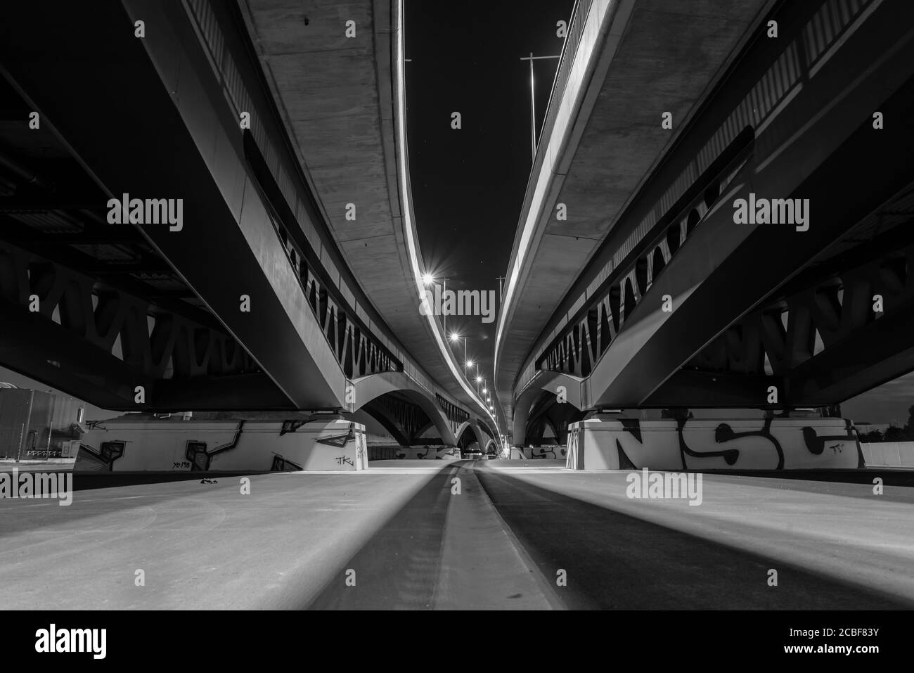 Sous un grand pont la nuit, une construction massive de pont la nuit, pont minna todenhagen la nuit, photo noir et blanc Banque D'Images