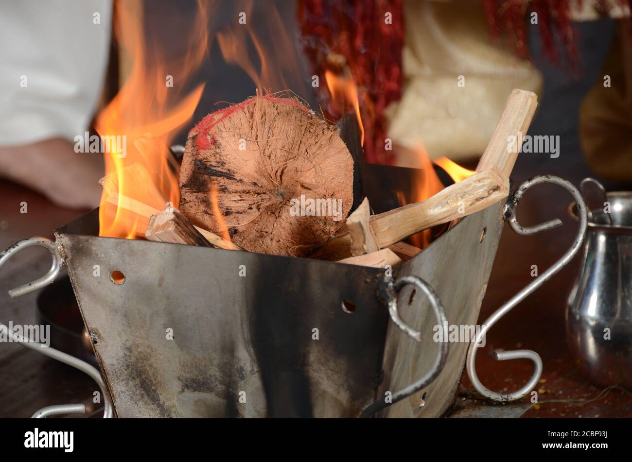 Havan Flame - cérémonie de prière indienne / hindoue Banque D'Images