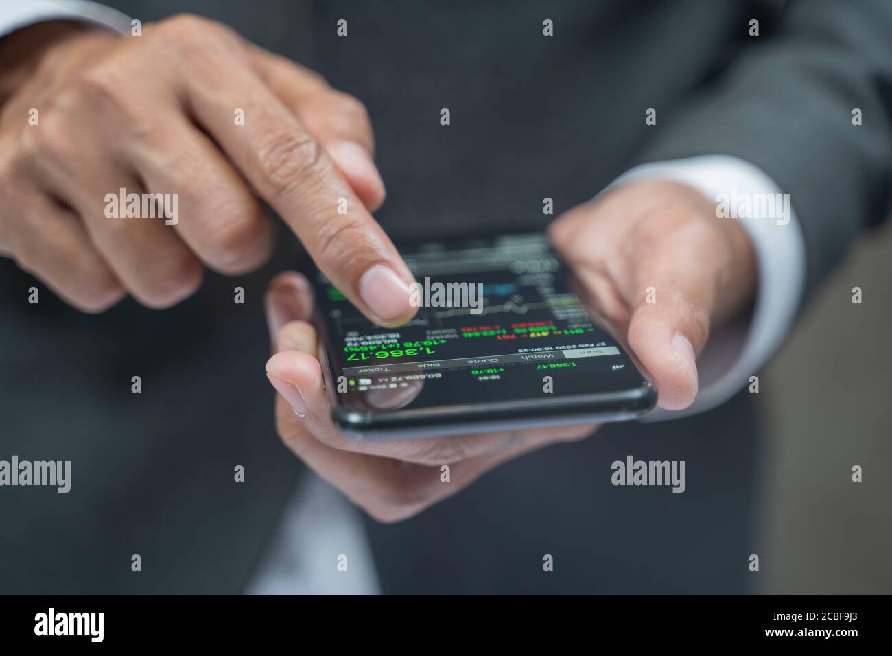 Gros plan des mains humaines vérifiant les tableaux financiers sur. Banque D'Images