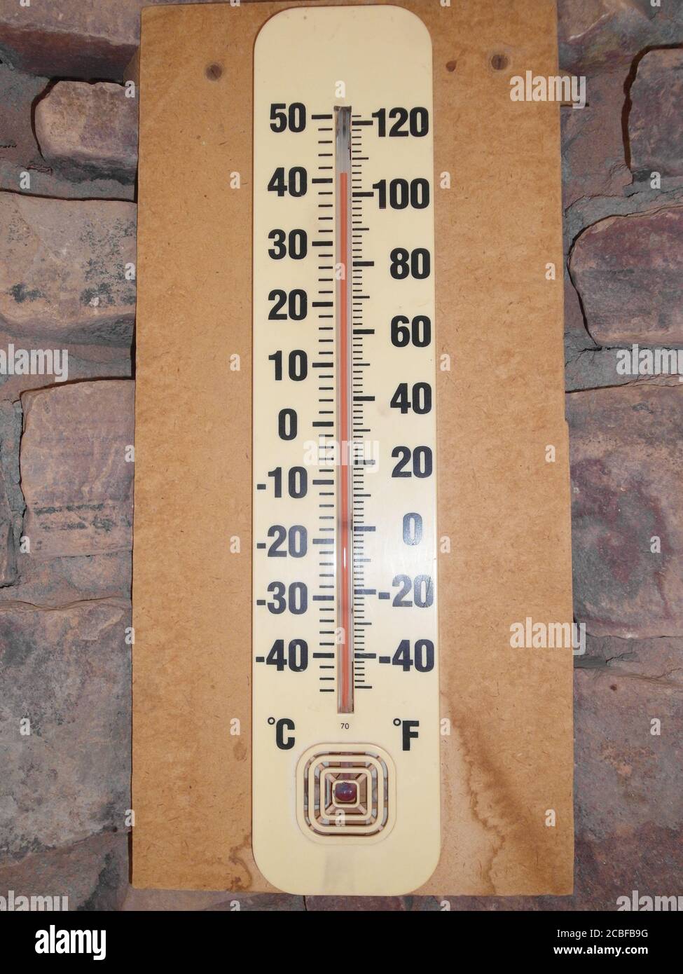 Thermomètre mural indiquant la chaleur estivale Banque D'Images