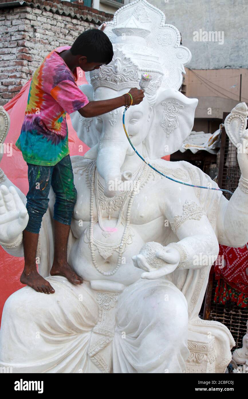 Artistes locaux en bord de route faisant la statue de dieu Ganesha en utilisant Plaster de peris pour la préparation de l'occasion religieuse ganesh chaturthi Banque D'Images